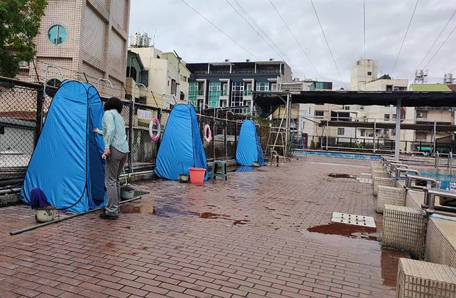 大里区游泳池目前整修中，但为满足早泳的常客仍正常营运，但施工影响服务品质，如淋浴间则以帐篷围搭，非常简陋。（张芬郁提供／黄国峰台中传真）