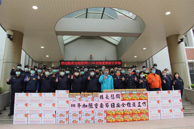 县长杨镇浯下午赴金城分局慰劳员警和协勤民力，替大家加油打气。（警方提供）