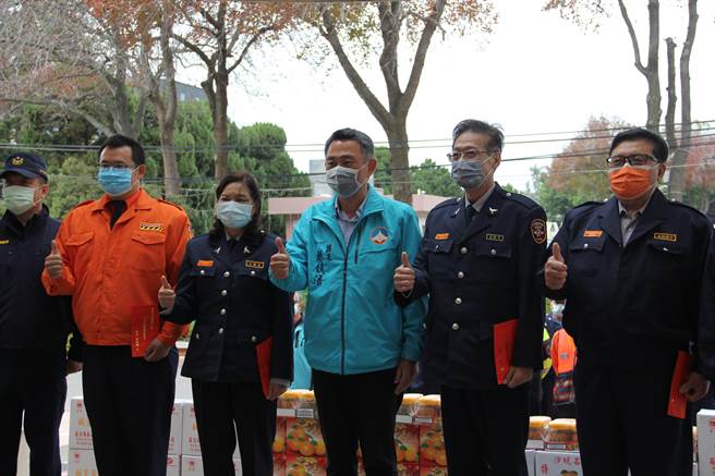 县长杨镇浯下午赴金城分局慰劳员警和协勤民力，替大家加油打气。（警方提供）