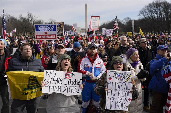 數千名民眾今天在華盛頓遊行，抗議一些人稱之為「暴政」的美國COVID-19（2019冠狀病毒疾病）疫苗強制令。(圖／美聯社)