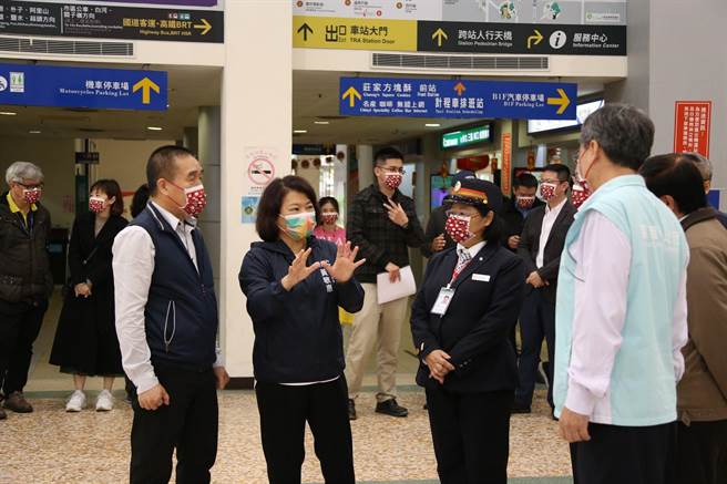 嘉義市長黃敏惠今天到嘉義火車站以及轉運中心視察春節疏運及防疫準備工作。（嘉義市政府提供）