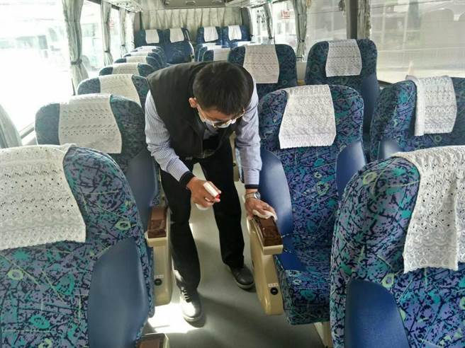 國道客運工作人員進行車輛清消。（謝連仲提供）
