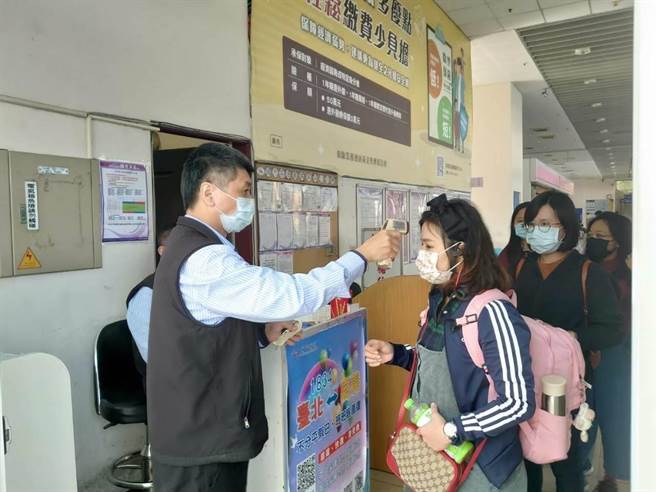 乘客上車前由嘉義轉運中心量測體溫。（謝連仲提供）