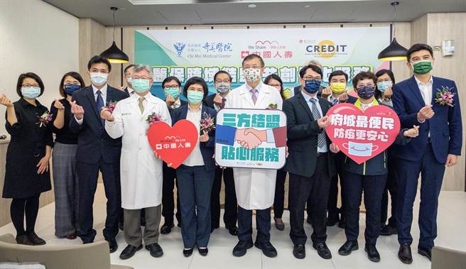 奇美醫院院長邱仲慶、中國人壽總經理黃淑芬及成功大學數位生活科技研發中心主任莊坤達共同簽署合作意向書，將共同開發創新服務系統。（奇美醫提供／洪榮志台南傳真）