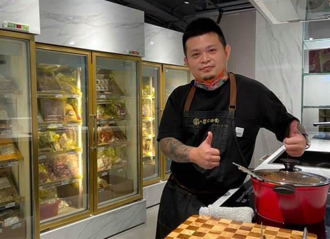 圣凯师拥有4间日式料理店，近年来逐渐往网路上发展。（图/翻摄自錵鑶居家料理小教室脸书）