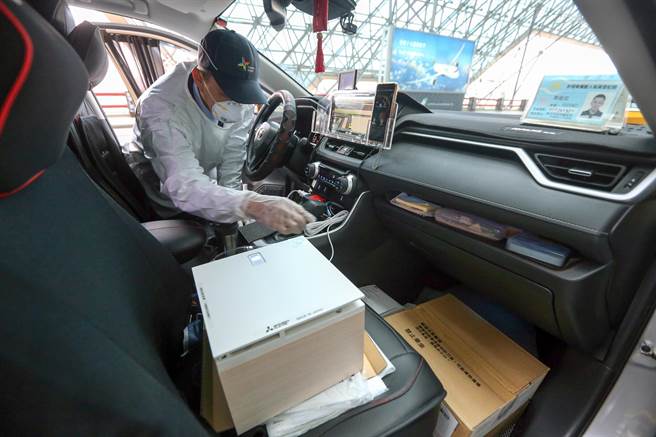 大眾投控公司捐贈50台空清循環扇給桃園機場防疫計程車隊，空清循環扇以優良的技術防堵病毒及細菌，確保駕駛和乘客的健康安全。（陳麒全攝）