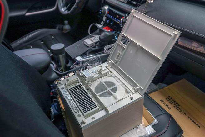 大眾投控公司捐贈50台空清循環扇給桃園機場防疫計程車隊，空清循環扇以優良的技術防堵病毒及細菌，確保駕駛和乘客的健康安全。（陳麒全攝）