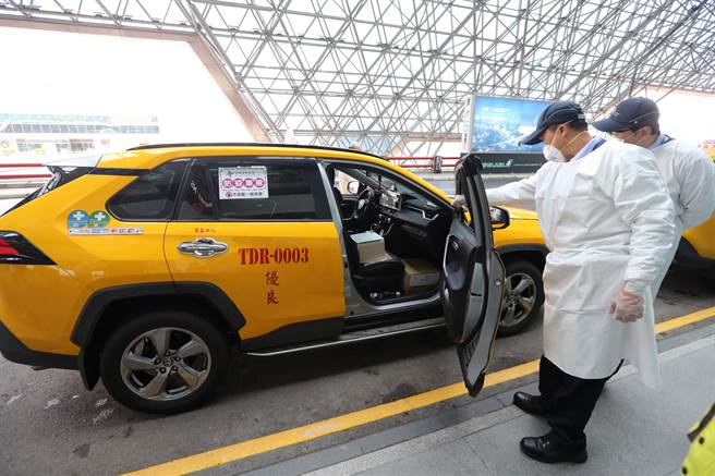 大眾投控公司捐贈50台空清循環扇給桃園機場防疫計程車隊，提供防疫車隊及民眾安全的搭車環境。（陳麒全攝）