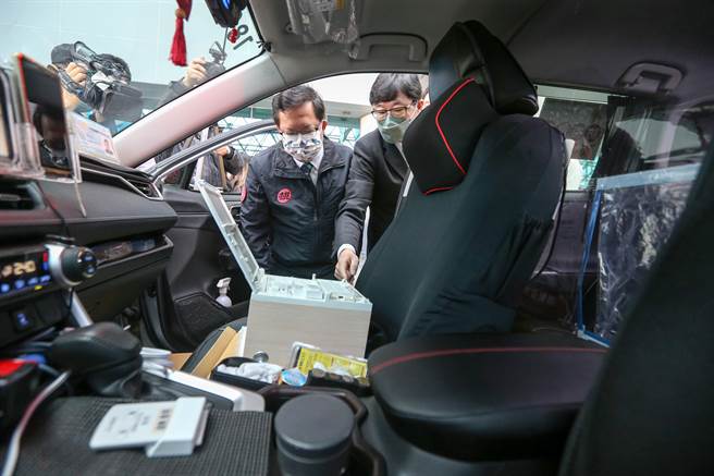 大眾投控公司捐贈50台空清循環扇給桃園機場防疫計程車隊，桃園市長鄭文燦也親自出席捐贈儀式，並表示市府將募集更多防護物資，提供防疫車隊及民眾安全的搭車環境。（陳麒全攝）