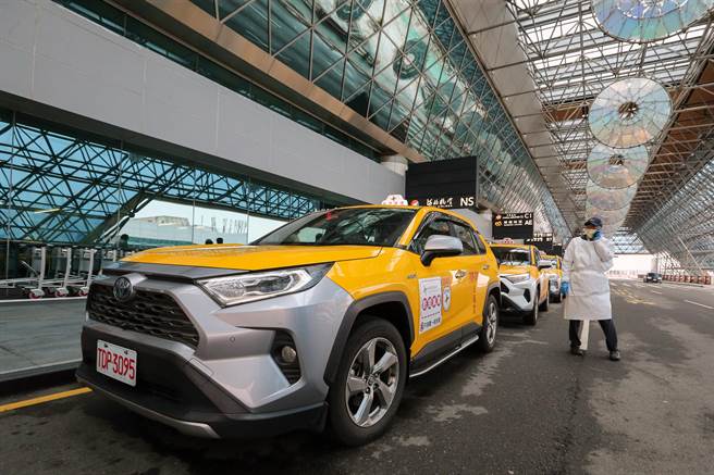 大眾投控公司捐贈50台空清循環扇給桃園機場防疫計程車隊，提供防疫車隊及民眾安全的搭車環境。（陳麒全攝）