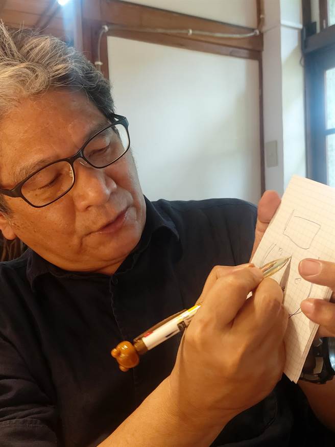 纸风车剧团成立30年，团队已开始世代交棒，创办人李永丰从今年起将完全卸下行政责任，转型成「李老师」，继续从事创作。图为他讲解舞台表演要诀。（李欣恬摄）