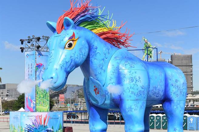 纸风车剧团成立30年，团队已开始世代交棒。图为近期作品《雨马》在台中户外演出。（纸风车剧团提供）