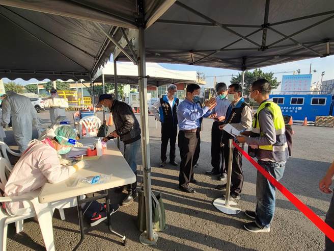 交通部常务次长祁文中24日视察高雄港新设55号码头筛检站(台湾港务公司提供)