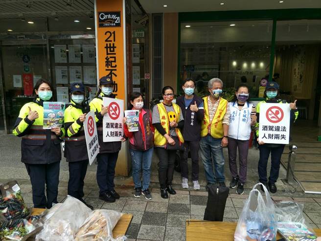 桃园警察分局结合同德里福德宫寒冬送暖活动宣导111年春节连续假期交通疏导工作。(警方提供／蔡依珍桃园传真)