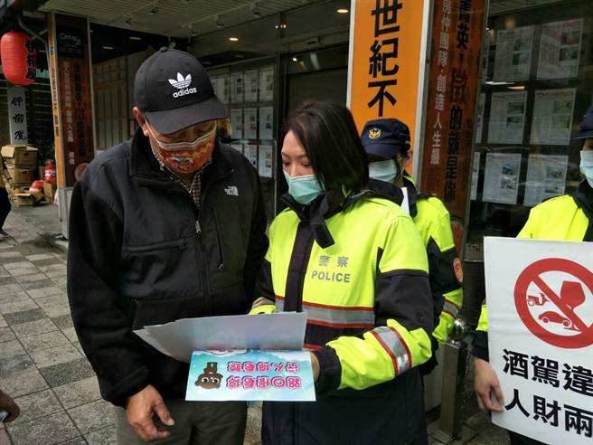 桃园警察分局结合同德里福德宫寒冬送暖活动宣导111年春节连续假期交通疏导工作。(警方提供／蔡依珍桃园传真)