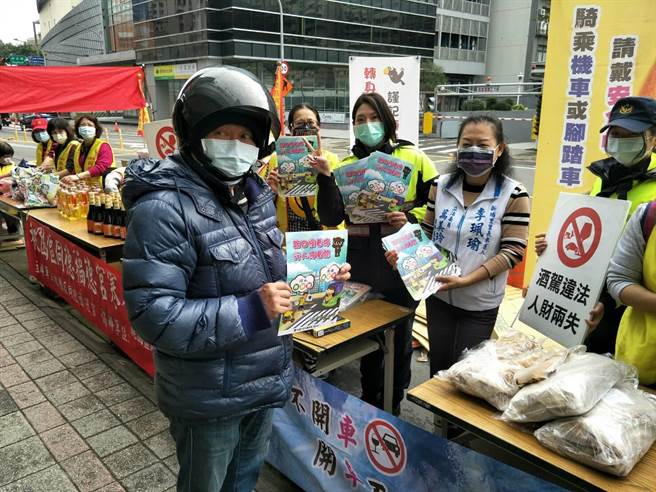 桃园警察分局结合同德里福德宫寒冬送暖活动宣导111年春节连续假期交通疏导工作。(警方提供／蔡依珍桃园传真)