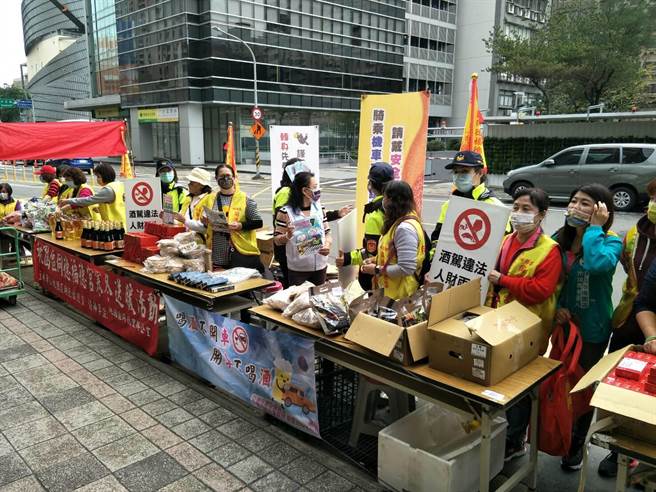 桃园警察分局结合同德里福德宫寒冬送暖活动宣导111年春节连续假期交通疏导工作。(警方提供／蔡依珍桃园传真)