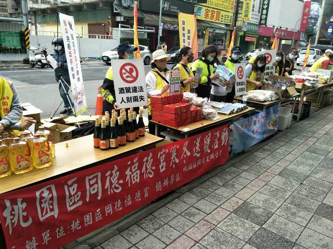 桃园警察分局结合同德里福德宫寒冬送暖活动宣导111年春节连续假期交通疏导工作。(警方提供／蔡依珍桃园传真)