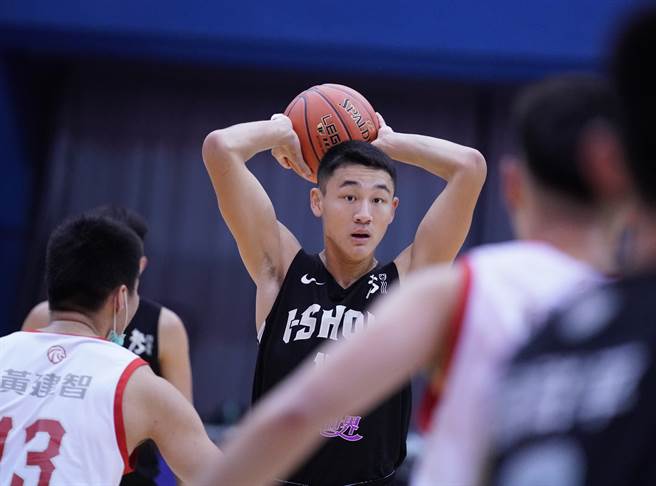 义守大学王正文(中)得分创个人UBA生涯单场新高。(大专体总提供)