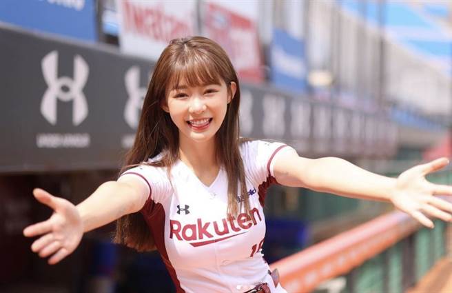 陳怡叡以天使臉蛋和魔鬼身材的女神外貌，獲封為「地表最正啦啦隊女孩」。（圖/翻攝自陳怡叡IG）