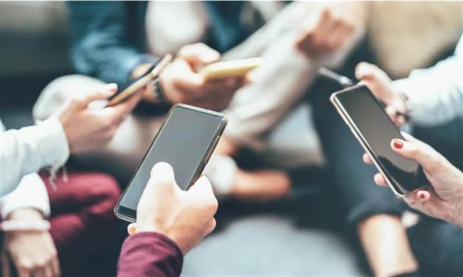 没有一技之长、只有在线时长的年轻人可以做哪些副业？(示意图/Shutterstock)