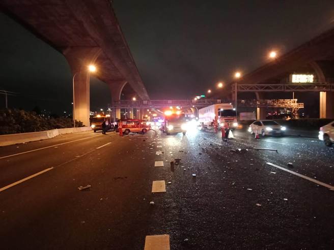 國道1號南向51.3公里處，晚間近8點發生6車追撞事故，佔據中線至輔助外側車道，回堵達6公里。(翻攝照片／蔡依珍桃園傳真)