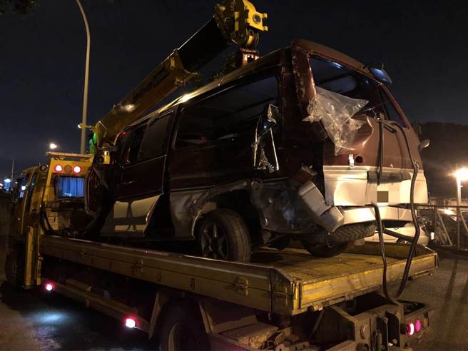 國道1號南向51.3公里處，晚間近8點發生6車追撞事故，佔據中線至輔助外側車道，回堵達6公里。(翻攝照片／蔡依珍桃園傳真)