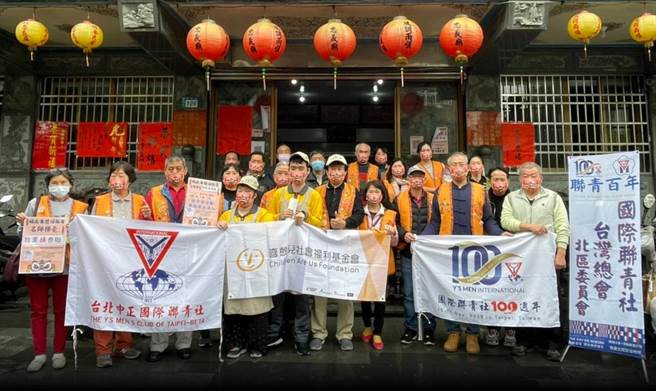 「爱心发票兑换春联」活动，福虎年开春在即做公益换春联的活动，发挥爱心寒冬送暖捐发票。（吴玉山提供）