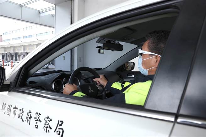 Mio致赠桃园市政府警察局龟山分局行车记录器。(警方提供／蔡依珍桃园传真)