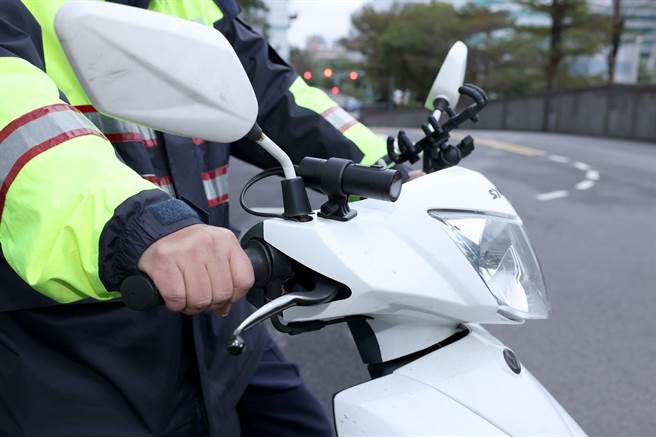 Mio致赠桃园市政府警察局龟山分局行车记录器。(警方提供／蔡依珍桃园传真)