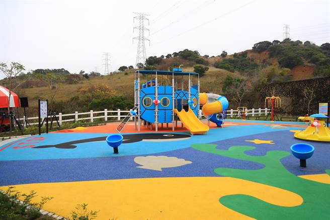 台中市龙井区「鲤鱼山公园」24日起开放，市长卢秀燕说是给居民的新年礼物。(林欣仪摄)