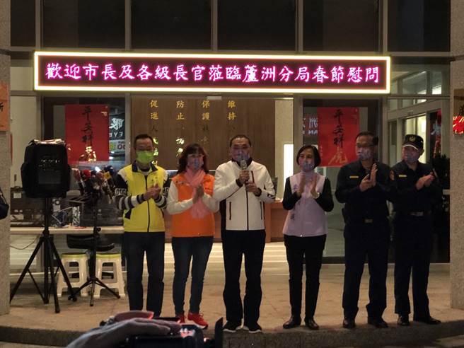 侯友宜赴蘆洲分局慰問，新北市議員李余典、黃桂蘭、李翁月娥也到場關心。侯友宜：感謝「平寧計畫」中警察積極疫調　（戴上容攝）