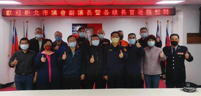 新北市副议长陈鸿源慰问永和警分局。（永和警分局提供）