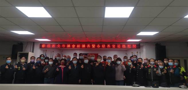 新北市副议长陈鸿源慰问永和警分局。（永和警分局提供）