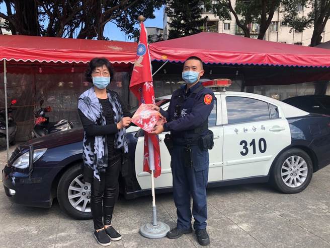 农历春节即将到来，新北市中和警分局设置「机动派出所」。（中和警分局提供）