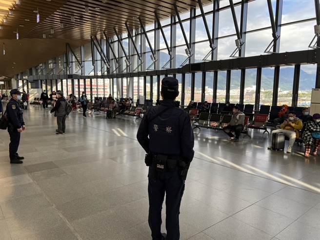 花莲1名黄姓男子去年11月突然在台铁花莲站候车大厅暴毙，警方发现黄男配偶栏有名大陆配偶，于是转给移民署花莲县专勤队联繫，进而发现黄男与赖姓男子2003年曾一同远赴大陆进行「假结婚」。（移民署花莲县专勤队提供／罗亦晽花莲传真）