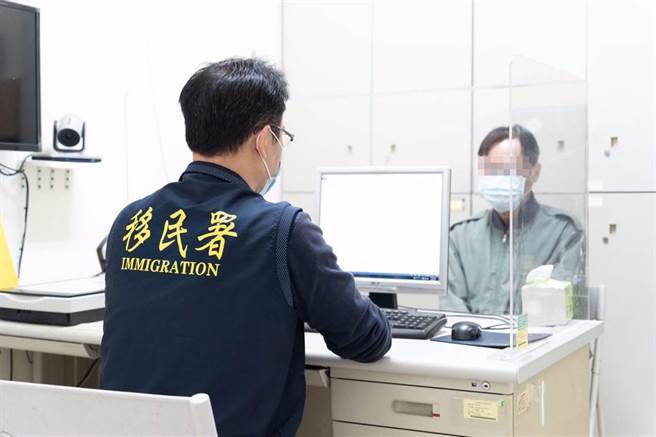 花莲1名黄姓男子去年11月突然在台铁花莲站候车大厅暴毙，警方发现黄男配偶栏有名大陆配偶，于是转给移民署花莲县专勤队联繫，进而发现黄男与赖姓男子2003年曾一同远赴大陆进行「假结婚」。（移民署花莲县专勤队提供／罗亦晽花莲传真）