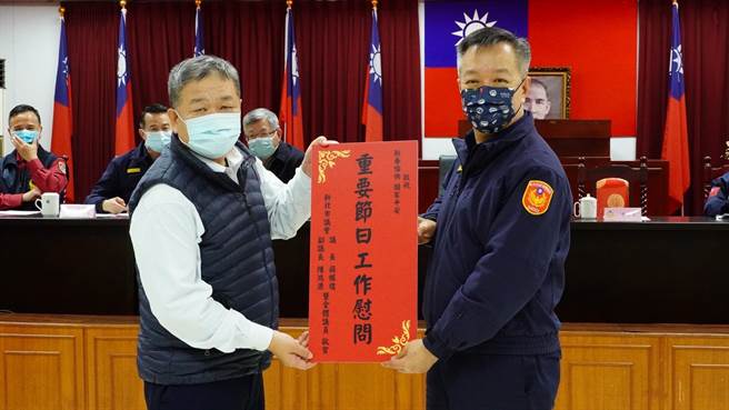 新北市议会议长蒋根煌晚间蒞临致词，并颁赠慰问金及颁赠慰问品予警察同仁（新庄警提供／戴上容新北传真）