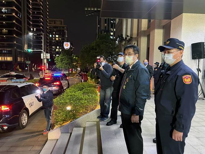 台南市长黄伟哲在市警局长方仰寧的陪同下，前往永康警分局视察「加强重要节日安全维护工作」执行情形。（洪荣志摄）