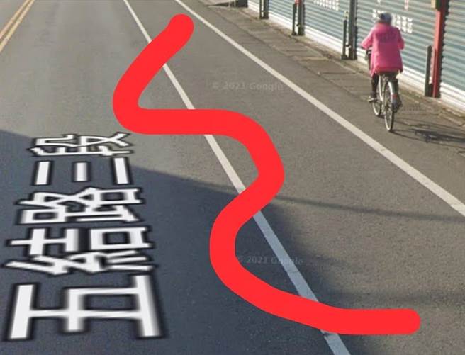 騎士在PO文中貼出「騎法示意圖」，只見途中他在路邊白線呈現「S形路線」從車道多次騎到路肩再切回，引發其他網友留言砲轟「騎車打個燈好嗎？」（翻攝自臉書「爆廢公社」）