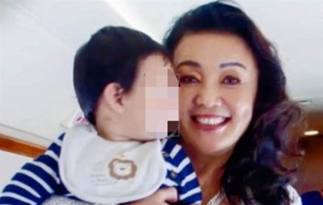 张兰抱着疼爱的金孙。（图／抖音@张兰）