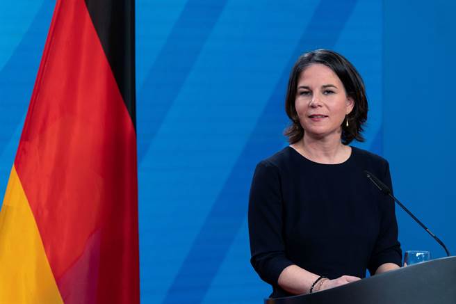 對中國立場強硬的德外長受訪時表示，她與中國外長王毅會談時清楚地表達了歐盟的立場，如果中國不解除對歐洲議員的制裁，中歐投資協定就會是一場鬧劇，對立陶宛的經濟脅迫也是不可接受的。（圖／路透）