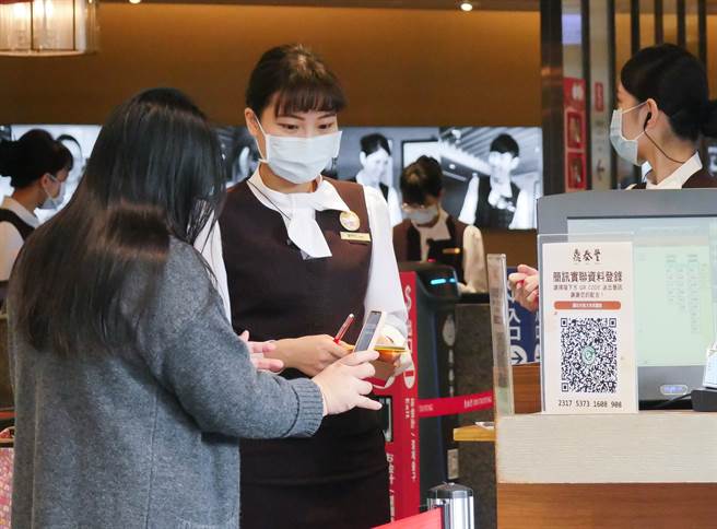 指挥中心要求餐饮场所须严格落实实联制，未配合执行且经辅导未改善的餐饮场所，不得提供内用服务。(陈俊吉摄)