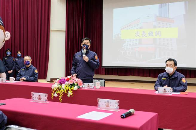 內政部次長陳宗彥（中）24日晚間視察北市警方對於加強重要節日安全維護工作的整備。（警方提供）