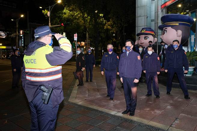 內政部次長陳宗彥昨晚與警政署長陳家欽及台北市警局長楊源明至北市警中山分局檢閱警力。（警方提供）