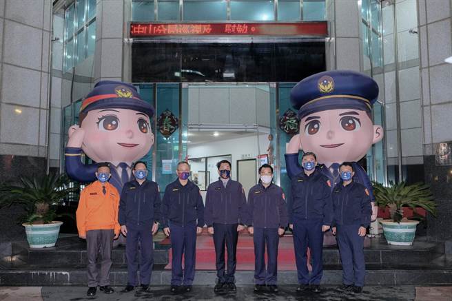 內政部次長陳宗彥昨晚與警政署長陳家欽及台北市警局長楊源明至北市警中山分局檢閱警力，並慰勉兼顧防疫、治安與交通工作的警察辛勞。（警方提供）