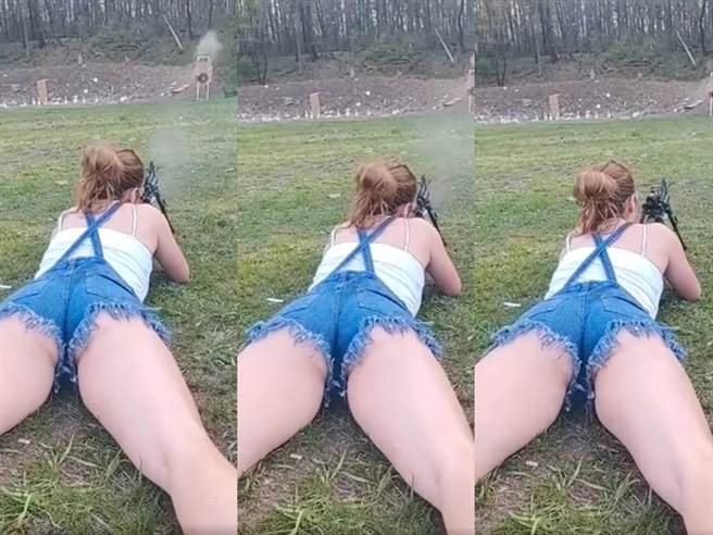 1名女子日前穿著清涼吊帶褲練習打靶，只見她露出「屁股蛋」與長腿趴在草地射擊，過程身體隨著後座力「不斷晃動」，網友紛紛笑喊屁股好Q彈。（翻攝自臉書「爆廢公社公開版」）