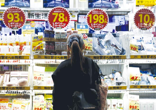 日本11月原物料成本飙涨74.6％，终端消费品价格却只涨了4.6％。图／路透