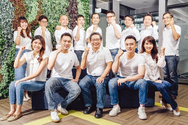 云豹能源登录兴柜挂牌告捷，云豹能源董事长赖劲麟（中）带领高阶主管，宣示以全方位再生能源整合服务品牌进军资本市场。图／业者提供