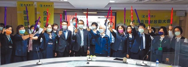 高雄银行111年「全员理财启动大会」，由董事长董瑞斌、总经理徐翠梅带领高阶主管共同与会。图／高雄银行提供